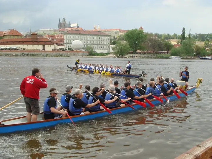 Závody dračích lodí